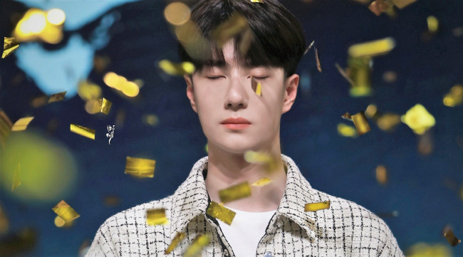 Обои картинки фото мужчины, wang yi bo, лицо, конфетти