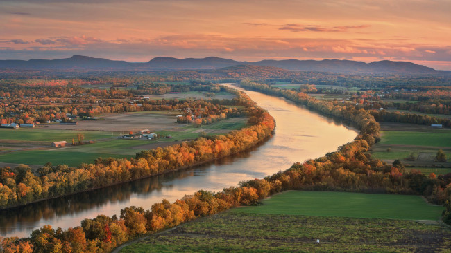 Обои картинки фото природа, реки, озера, река, осень, деревья, зеленая, трава, поле, дома, пейзаж