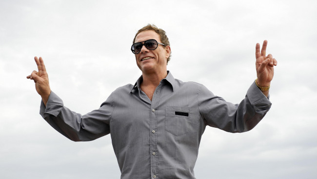 Обои картинки фото мужчины, jean-claude van damme, актер, рубашка, жест, очки