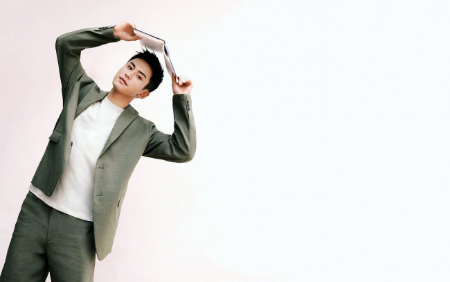 Обои картинки фото мужчины, gong jun | simon gong, актер, костюм, книга