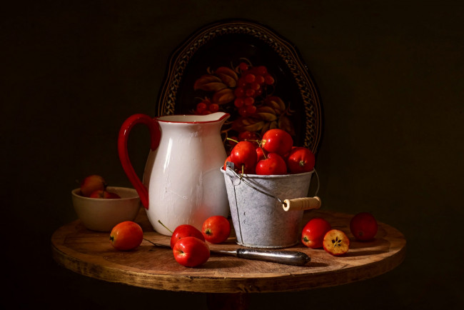 Обои картинки фото еда, яблоки, кувшин, красные, поднос, ведерко
