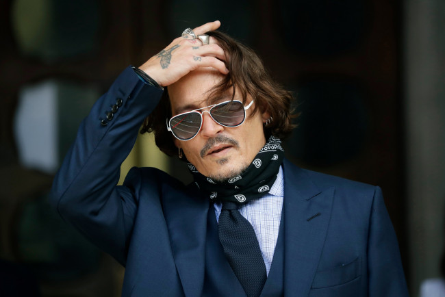 Обои картинки фото мужчины, johnny depp, актер, очки, тату, шарф, костюм