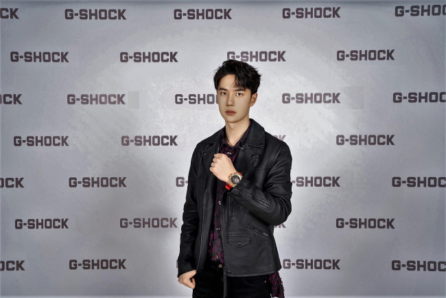 Обои картинки фото мужчины, wang yi bo, актер, куртка, часы