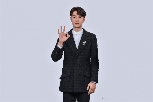 Обои картинки фото мужчины, wang yi bo, актер, пиджак, брошь, жест