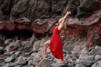 Картинка девушки -+блондинки +светловолосые камни блондинка поза красное платье