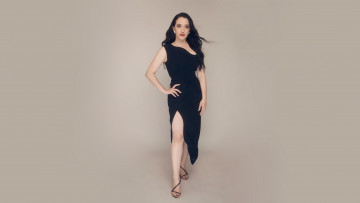 Картинка девушки kat+dennings поза брюнетка платье