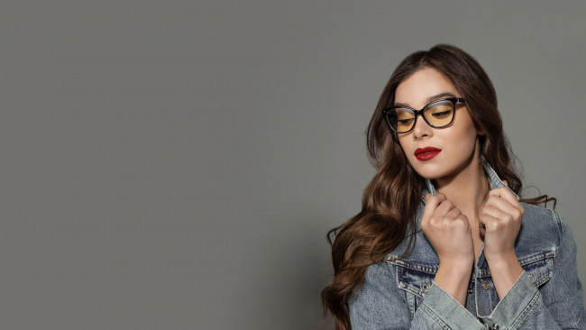 Обои картинки фото девушки, hailee steinfeld, очки, яркая, помада