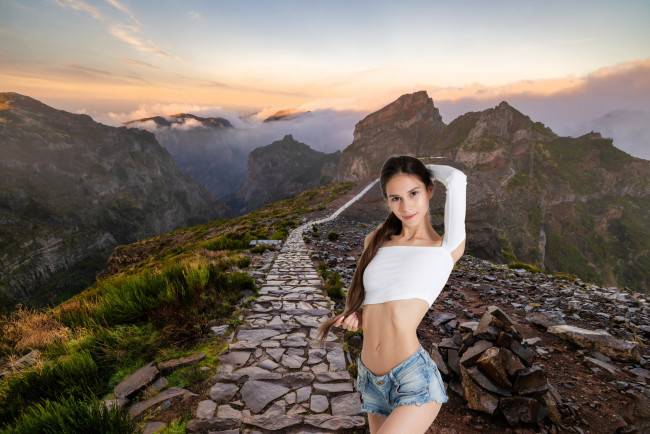 Обои картинки фото девушки, leona mia, горы, шорты, поза, топ