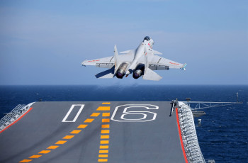 Картинка авиация боевые+самолёты военно морской флот народно освободительная армия j15 военная машина вода небо облака полет палуба