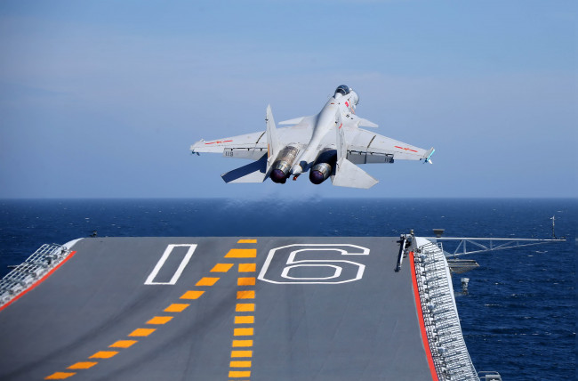 Обои картинки фото авиация, боевые самолёты, военно, морской, флот, народно, освободительная, армия, j15, военная, машина, вода, небо, облака, полет, палуба