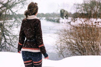 Картинка девушки анна+шаховская образ косплей наряд куртка снег зима озеро лес мамонт