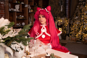 Картинка девушки ира+сокол образ косплей наряд костюм шкаф ёлка огни стол угощения