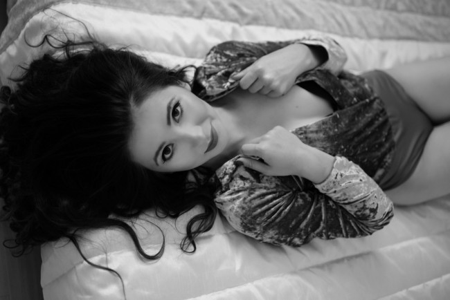 Обои картинки фото amanda rochelle, девушки, - брюнетки,  шатенки, девушка, женщина, шатенка, темноволосая, сексуальная, модель, звезда, позирует, попа, грудь, ножки, разная, обувь, верхняя, стильная, одежда, нижнее, эротическое, бельё, трусы, лифчик, колготки, чулки, аксессуары, макияж, и, множество, элементов, на, фотографии