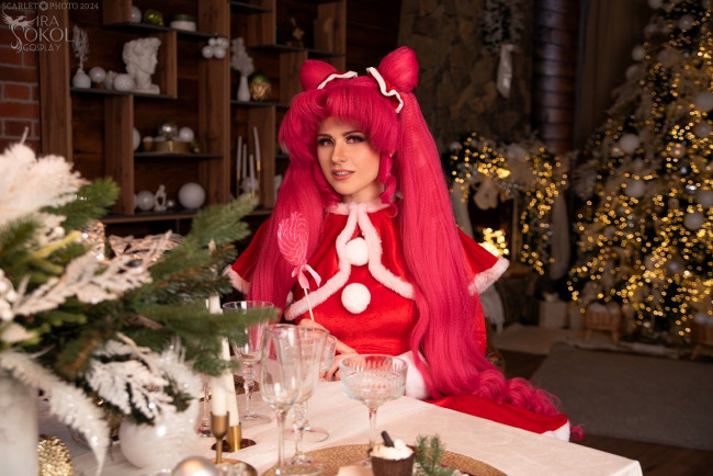 Обои картинки фото девушки, ира сокол, образ, косплей, наряд, костюм, шкаф, ёлка, огни, стол, угощения