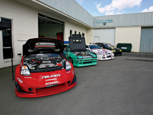 Картинка автомобили выставки уличные фото