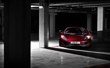 Картинка автомобили mclaren красный паркинг стоянка гараж