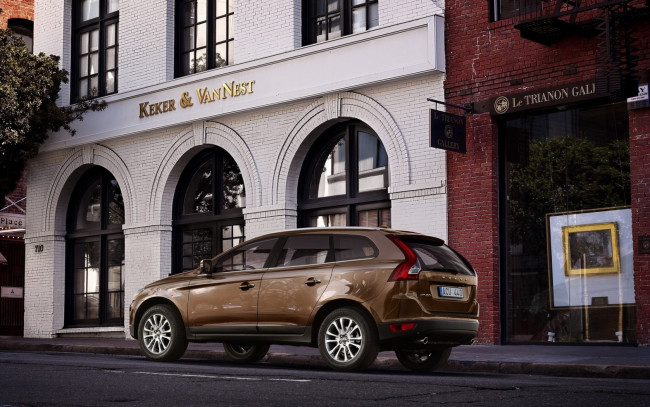 Обои картинки фото volvo, xc60, автомобили, улица, джип, коричневый, витрины, здания