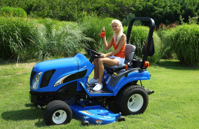 Обои картинки фото техника, газонокосилки, трактор, franziska, facella, трава, девушка