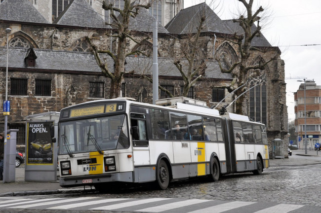 Обои картинки фото техника, троллейбусы, город, деревья, дом