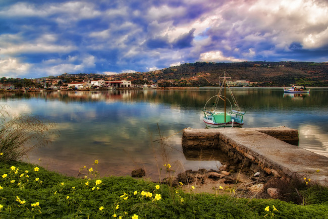 Обои картинки фото корабли, порты, причалы, каменный, причал, баркас, городок, озеро