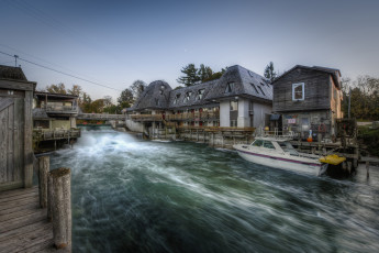 Картинка корабли порты+ +причалы река плотина поток дома причал катер