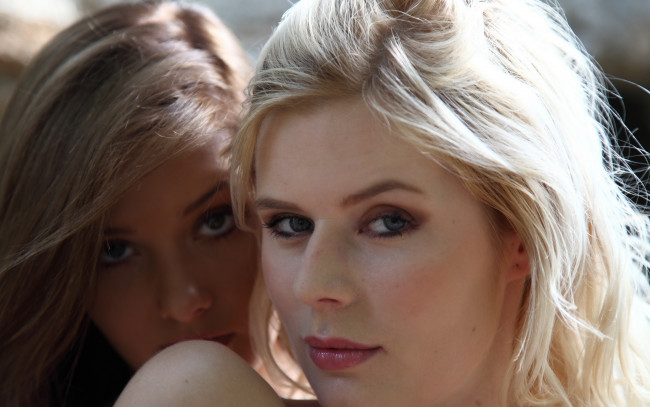 Обои картинки фото edwige & luka, девушки, -unsort , лица,  портреты, брюнетка, поцелуй, глаза, блондинка