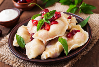 Картинка еда пельмени +манты +вареники мята вишни вареники сметана