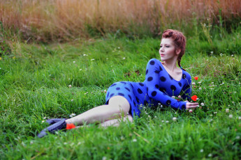 Картинка девушки -unsort+ брюнетки +шатенки поле трава