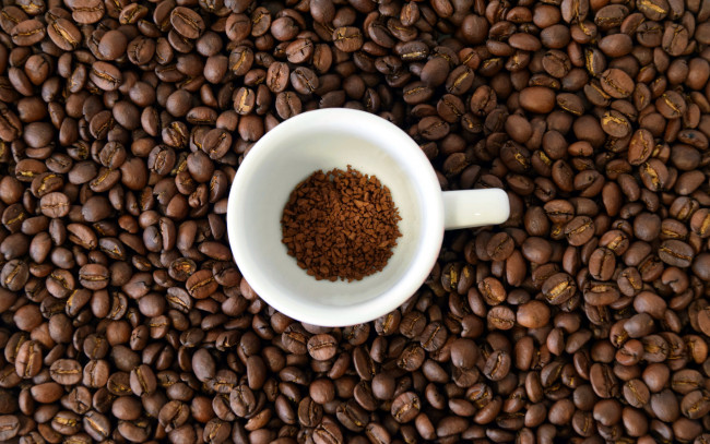 Обои картинки фото еда, кофе,  кофейные зёрна, зерна, молотый, чашка