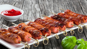 Картинка еда колбасные+изделия базилик кетчуп колбаски