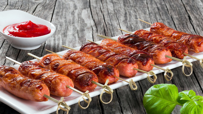 Обои картинки фото еда, колбасные изделия, базилик, кетчуп, колбаски