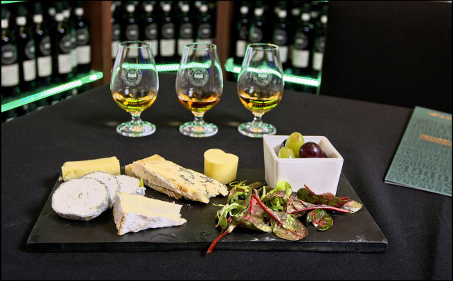 Обои картинки фото еда, разное, дегустация, сыр, виноград, пиво