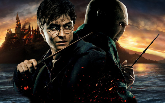 Обои картинки фото кино фильмы, harry potter and the deathly hallows,  part ii, пожар, палочки, гарри, поттер, хогвардс, озеро, воландеморт, искры