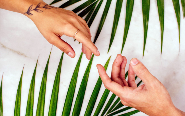 Обои картинки фото разное, руки,  ноги, жест