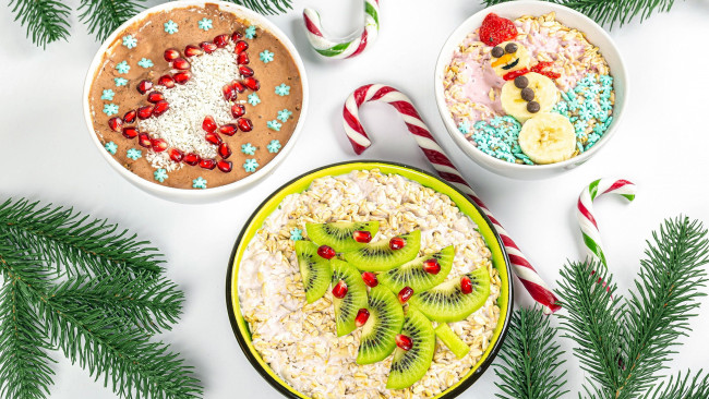 Обои картинки фото праздничные, угощения, леденцы, еловые, ветки, блюда