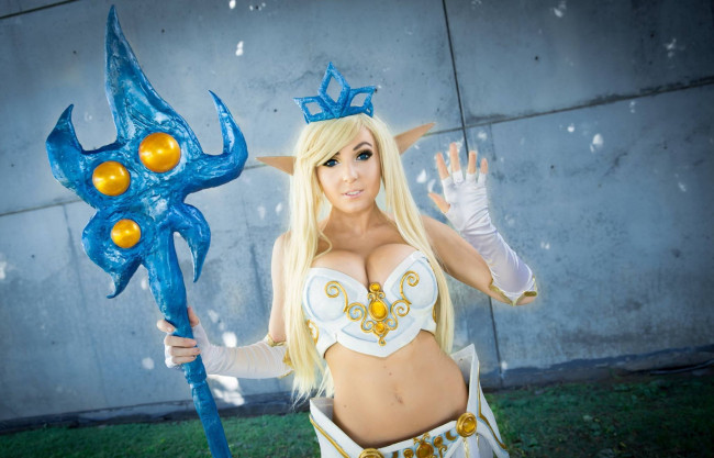 Обои картинки фото девушки, jessica nigri, костюм, посох, стена