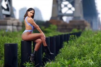 Картинка девушки -+брюнетки +шатенки трава брюнетка купальник поза сапожки