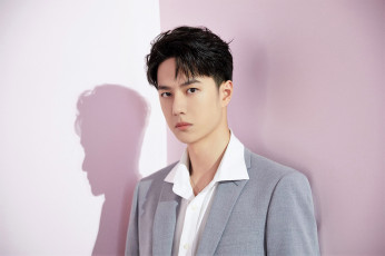 Картинка мужчины wang+yi+bo актер певец костюм угол
