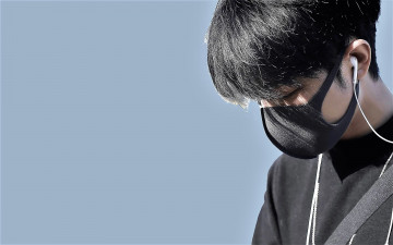 Картинка мужчины xiao+zhan лицо маска свитер наушники