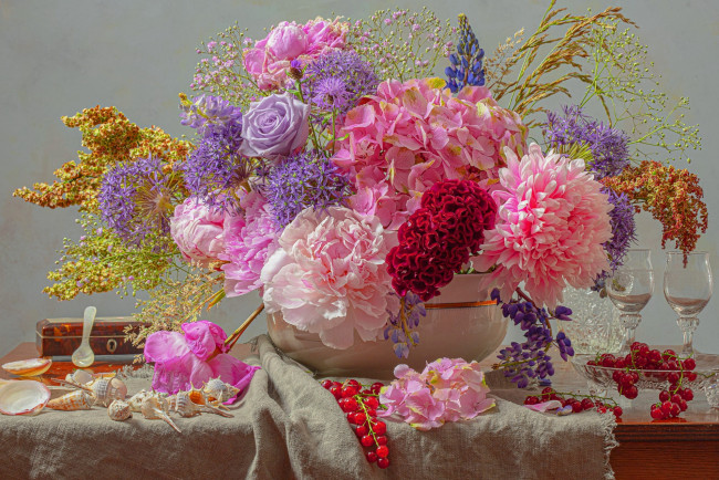 Обои картинки фото еда, натюрморт, цветы, букет, смородина, красная