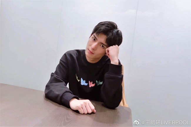 Обои картинки фото мужчины, wang hao xuan, актер, свитер, стол