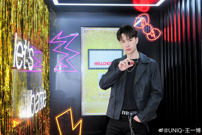 Обои картинки фото мужчины, wang yi bo, актер, куртка, лак, неон