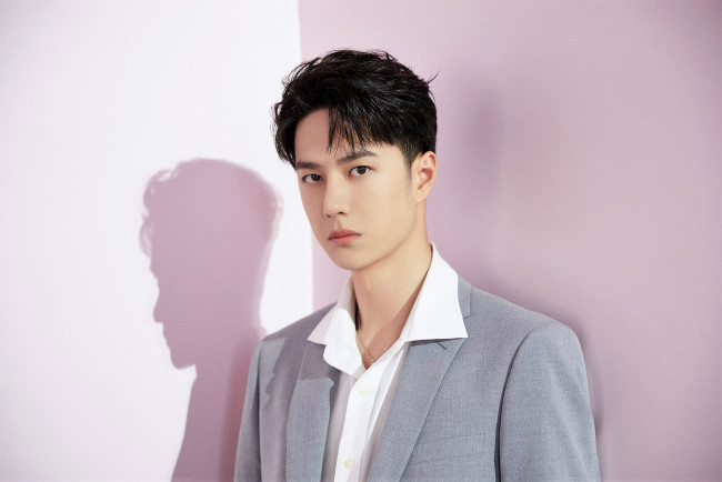 Обои картинки фото мужчины, wang yi bo, актер, певец, костюм, угол