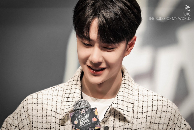 Обои картинки фото мужчины, wang yi bo, лицо, микрофон