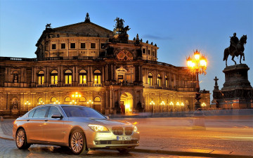 Картинка bmw+750li+2011 автомобили bmw серебристый здание памятник огни