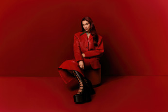 обоя музыка, dua lipa, дуа, липа, певица, фотосессия, популярные, певицы, британская, звезда, автор, песен, модель, красный, кожа, пиджак, юбка, los, angeles, times, magazine, журнал