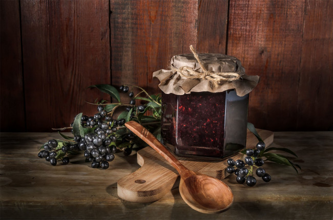 Обои картинки фото еда, мёд,  варенье,  повидло,  джем, бумага, ягоды, стол, доски, ложка, банка, натюрморт, джем