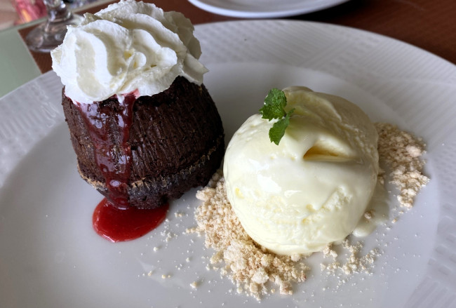 Обои картинки фото еда, мороженое,  десерты, лакомство, взбитые, сливки