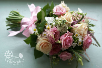 Картинка цветы букеты композиции астрантия розы ромашки левкой