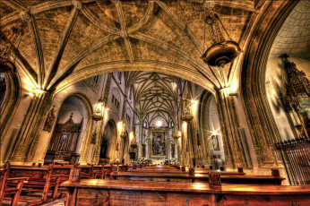 Картинка интерьер убранство роспись храма ламппы свод арки